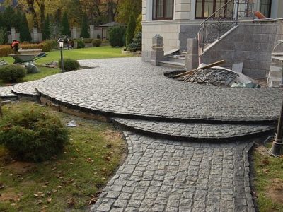 укладка гранитной брусчатки в Пскове